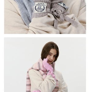Nahaufnahme der dicken gestreiften Stricktextur und des Premium-Markenetiketts am Handschuh