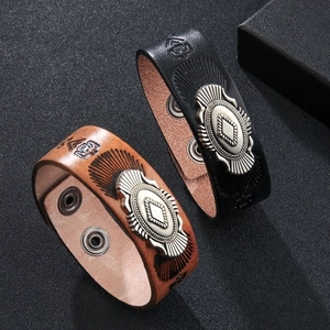 Bracciali etnici in pelle nera e marrone con emblemi in metallo argentato vintage