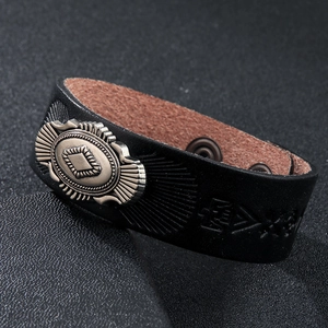 Bracciale largo in pelle retrò con totem in metallo argentato e texture geometrica a rilievo