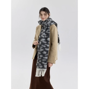 Retro leopard print scarf with white fringe for men and women autumn winter warm wrap