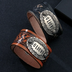 Set di bracciali vintage in pelle bovina con piastre in metallo incise Believe