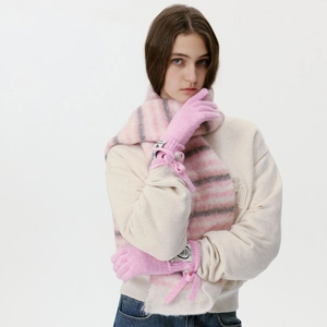 Gestrickter Schal in Rosa-Weiß mit passenden Handschuhen und Schleifen-Detail