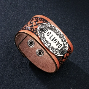 Bracciale polsino in pelle marrone retrò con piastra in metallo inciso e scritta Believe