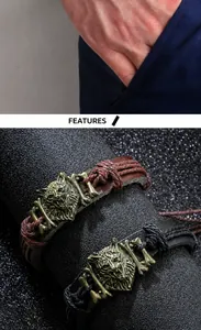 Détail macro d'un ensemble de bracelets en cuir tressé avec loup en bronze et charmes d'os