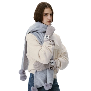 Winter-Set mit hellgrauem Schal, Bommeln und Strickhandschuhen mit Schleifen für Damen