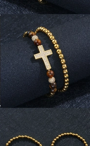 Detalle del conjunto de pulseras con piedras ojo de tigre y cruz de circonita