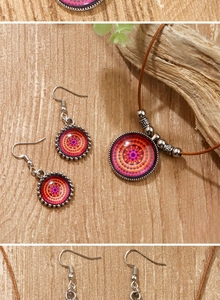 Détail d'une parure de bijoux mandala bohème avec collier et boucles d'oreilles sur bois