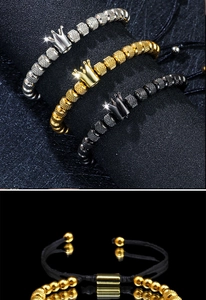 Dettaglio dei braccialetti con perline a corona e cordini intrecciati regolabili