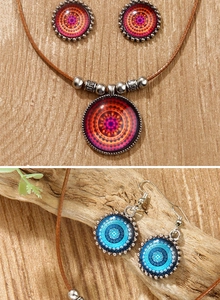 Détail de parure de bijoux mandala bohème avec colliers et boucles d'oreilles aux tons variés