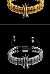 Dettaglio dei ciondoli a corona su braccialetti di perline oro e argento con cordino regolabile
