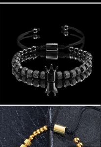Dettaglio del bracciale con perline a corona, perline zigrinate e cordino intrecciato