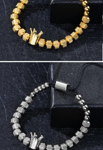 Dettaglio di bracciali con perle corona oro e argento e cordini intrecciati regolabili