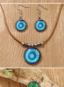 Vue détaillée du set collier et boucles d'oreilles mandala bohème sur fond bois rustique