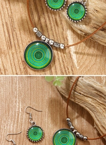 Détails de la parure de bijoux mandala bohème avec pendentif vert et perles argentées