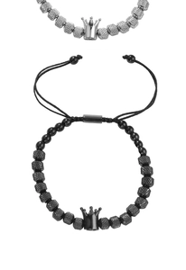 Dettaglio dei ciondoli a corona su braccialetti di perle con cordino intrecciato