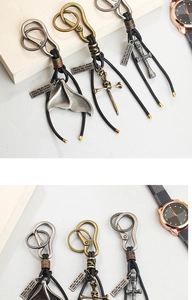 Gros plan de porte-clés vintage en cuir avec queue de sirène et breloques gravées
