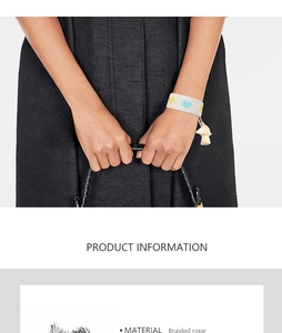 Détail d'un bracelet bohème en corde tressée avec motifs de cœurs jaunes et bleus et pompon
