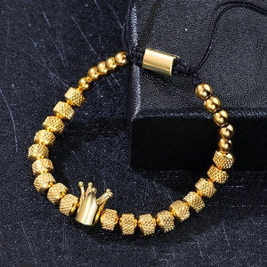 Bracciale vintage con corona dorata, perline e corda nera regolabile su scatola