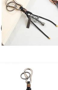 Détail du porte-clés vintage en cuir avec pendentif croix et cordes en cuir tressé