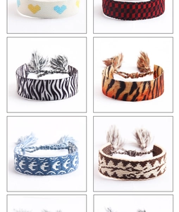 Vue détaillée de bracelets tissés avec motifs animaux, style ethnique et pompons