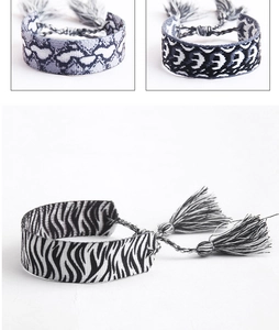 Détails de bracelets bohèmes tissés avec motifs ethniques et pompons décoratifs
