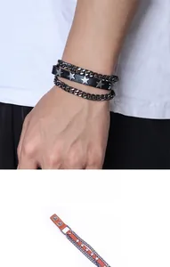 Vista dettagliata del bracciale punk multistrato in pelle con borchie e catene