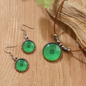 Parure de bijoux bohème avec collier à pendentif géométrique vert et boucles d'oreilles