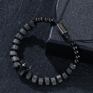 Bracciale vintage con corona nera, perle opache e cordino intrecciato regolabile retrò