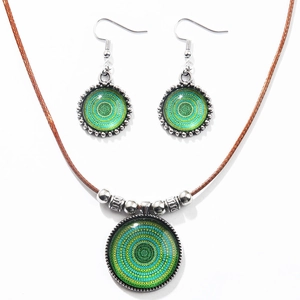 Parure bohème avec collier à motif mandala vert et boucles d'oreilles assorties
