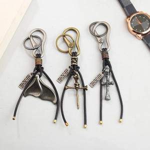Porte-clés Vintage en Alliage Queue de Sirène Crâne Croix Femme Homme Retro Punk Cordon en Cuir PU Anneau de Clé Pendentif de Sac Cadeau