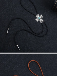 Détail de cravate bolo croix argentée avec turquoise et cordon en cuir tressé noir