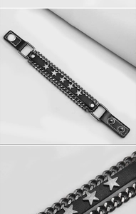 Vista macro di un bracciale punk in pelle nera con borchie a stella e catene metalliche