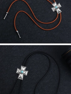 Détail de cravates bolo vintage avec pendentifs croix en argent, turquoise et cordons tressés
