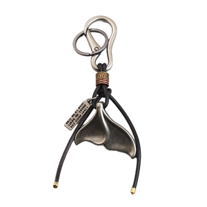 Porte-clés vintage en cuir avec pendentif queue de baleine argentée et métal gravé