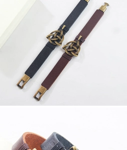 Detail von Vintage Keltenknoten-Armbändern aus schwarzem und braunem Leder mit Metallanhängern