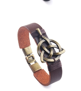 Detail eines Vintage-Lederarmbands mit keltischem Triquetra-Knoten und Metallverschluss