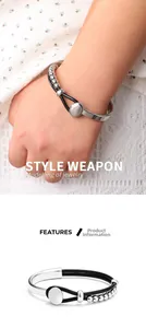 Dettaglio del bracciale bohémien a doppio strato in pelle con perline e chiusura