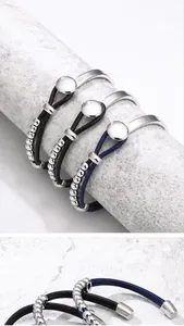Dettaglio dei bracciali multistrato in pelle PU stile boho con perle in metallo argento