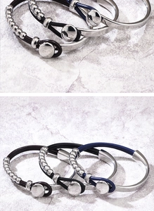 Vista dettagliata di bracciali bohémien in pelle intrecciata a doppio strato con metallo