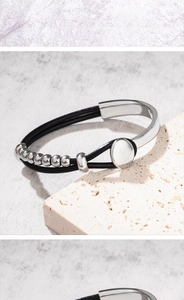 Dettaglio del bracciale bohémien a doppio strato in pelle PU con perline d'argento lucido