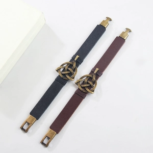Retro-Armbänder aus Leder mit Keltenknoten in Schwarz und Braun mit Bronze-Charms