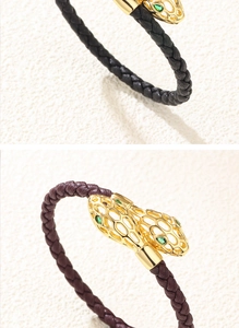 Gros plan de bracelets en cuir tressé avec tête de serpent dorée et yeux verts brillants