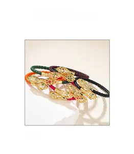 Gros plan de bracelets en cuir tressé avec fermoirs en forme de tête de serpent en métal