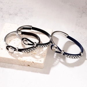 Set di tre bracciali bohemian in ecopelle con perline argentate e chiusura in metallo