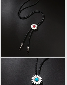 Détail rapproché des pendentifs bolo tie marguerites rétro avec accents rouge et turquoise