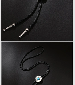 Détail d'une cravate bolo avec boucle marguerite et embouts en métal argenté ciselé