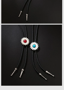 Détail de cravates Bolo western avec marguerites rouges et bleues sur cordons en cuir noir