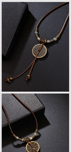 Vue macro détaillée du pendentif pièce en bronze vintage et collier en cordon