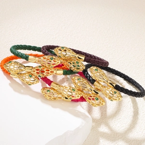 Bracelets en cuir tressé coloré avec fermoir tête de serpent évidé doré pour femme
