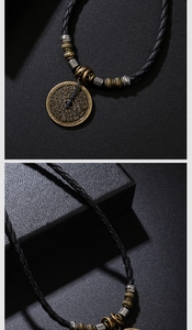 Détail du pendentif pièce en bronze sur cordon en cuir tressé noir avec perles antiques